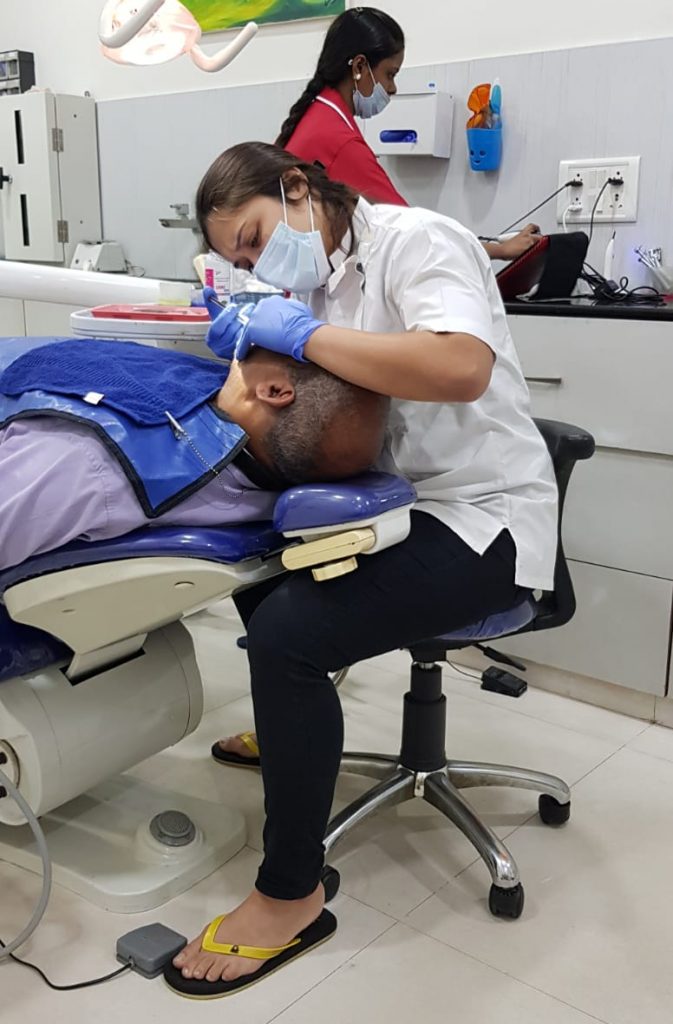 Glen bij de tandarts in India