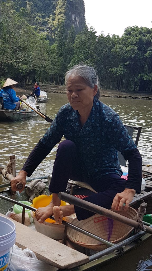Ze verkopen van alles op de rivier - vietnam