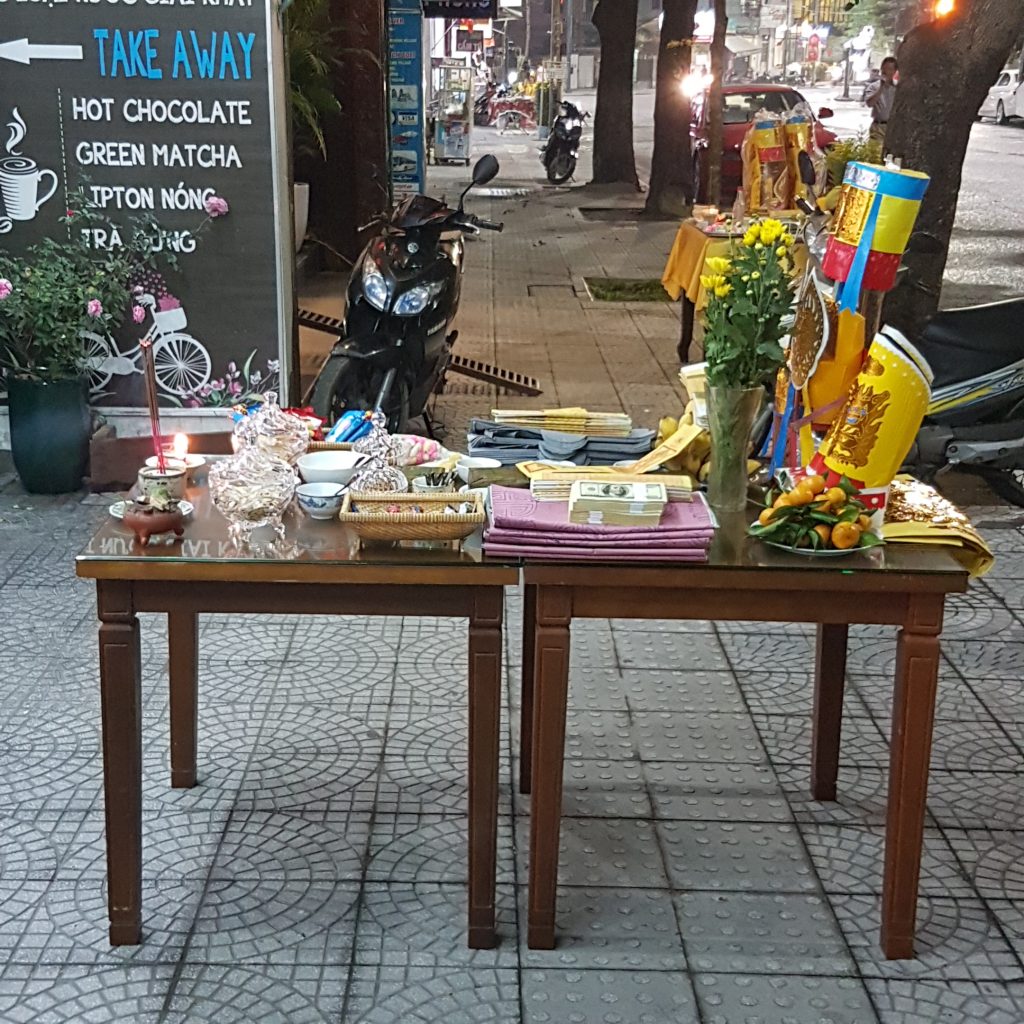 Een offertafel op oudjaarsavond - vietnam