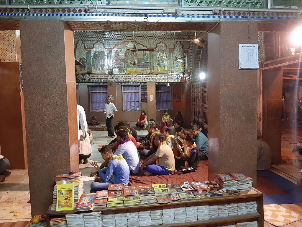 In India - Even bidden voor goede afloop