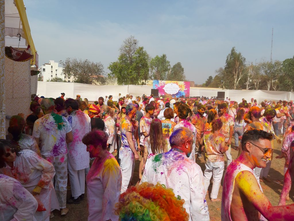 In India - Holy Festival, De menigte