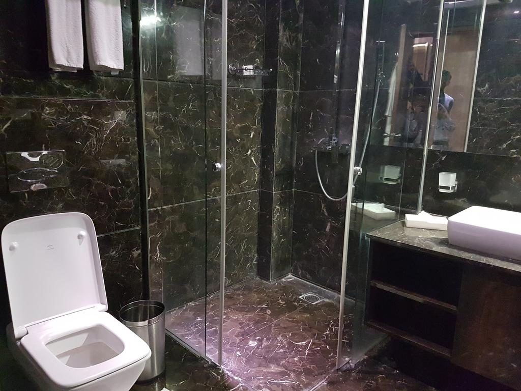 In India - Opgeruimde badkamer Jüsta Atrio